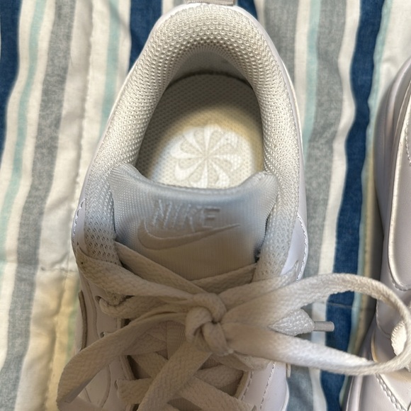 Nike - Picture 2 of 5